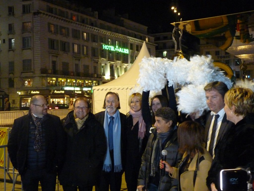 Ambiance sur le Vieux-Port de Marseille avec la marraine du Téléthon la comédienne Rebecca Hampton entourée par le docteur Padovani et les Pom Pom girls (Photo M.C.)