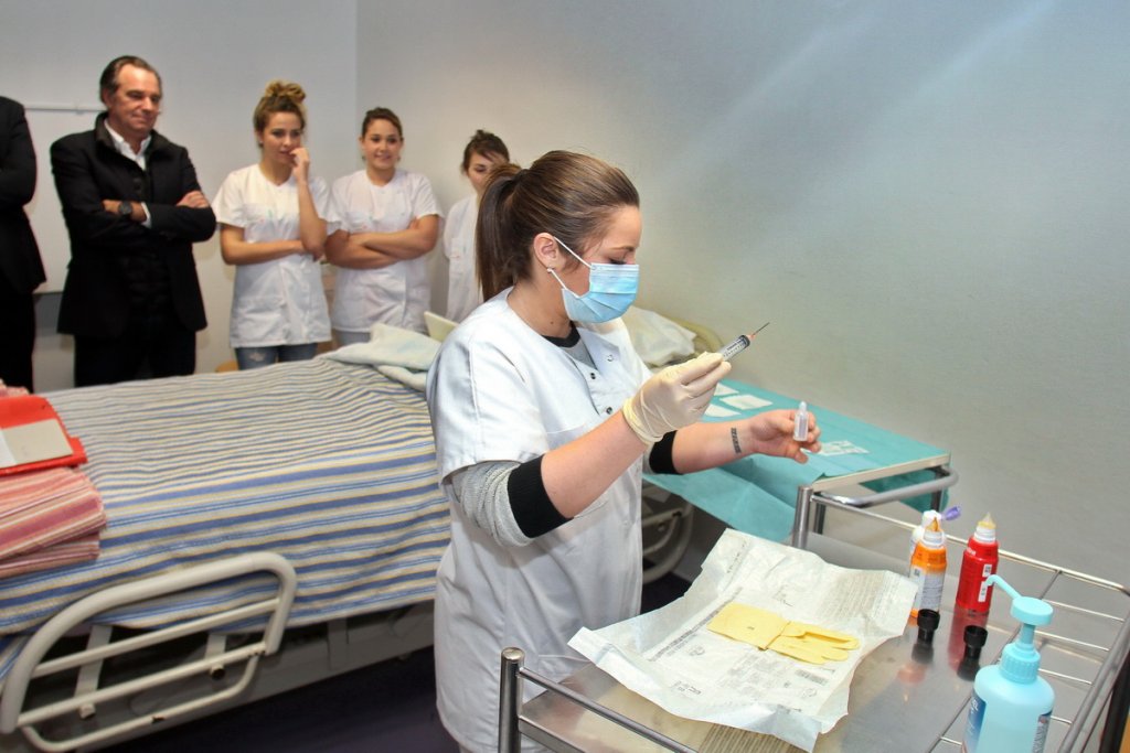 Démonstration de soins effectuée par une étudiante (Photo Robert Poulain)
