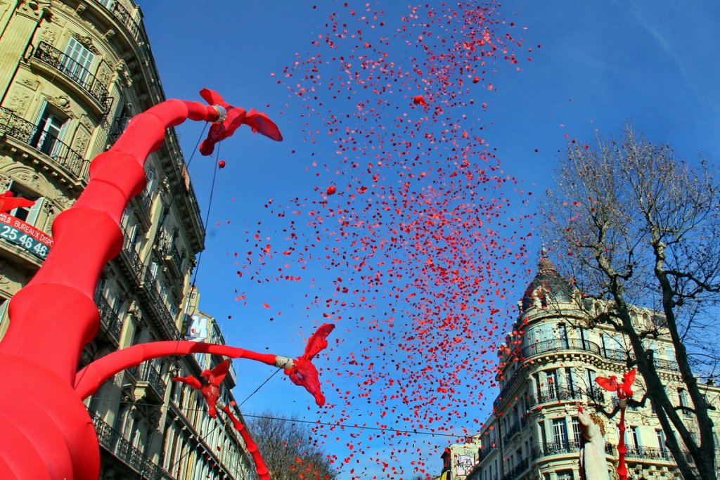 Les confettis pleuvent (Photo Robert Poulain)