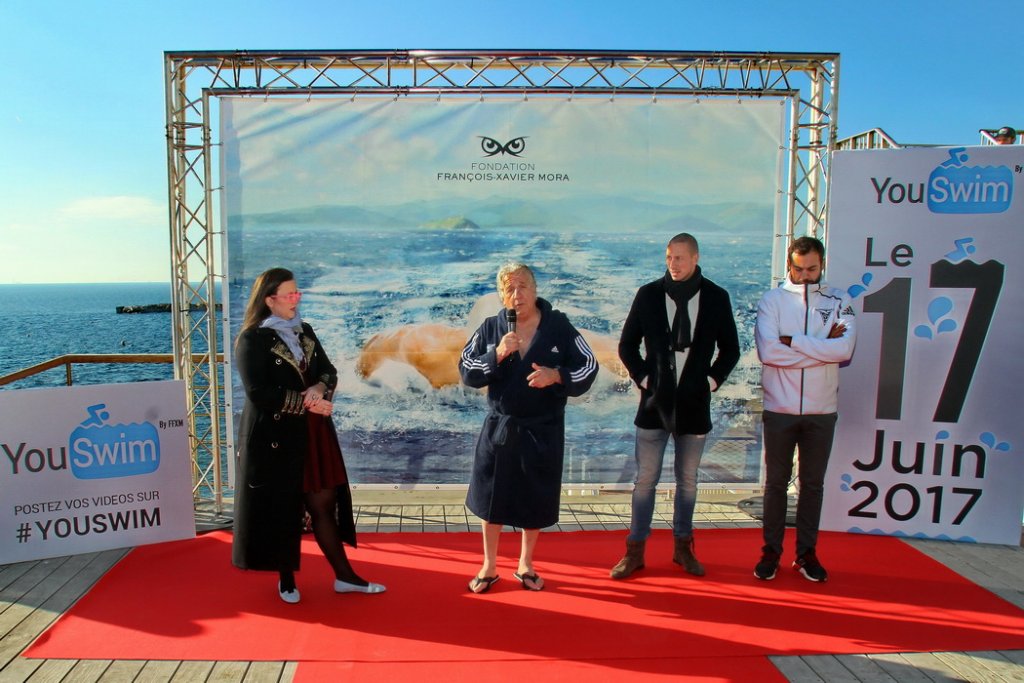 le président du CNM  Paul Leccia, après le bain, entouré de la  PDG Arom Group, Frédérique Mora, Fred Bousquet et l'entraîneur Fabien Barnier (Photo Robert Poulain)