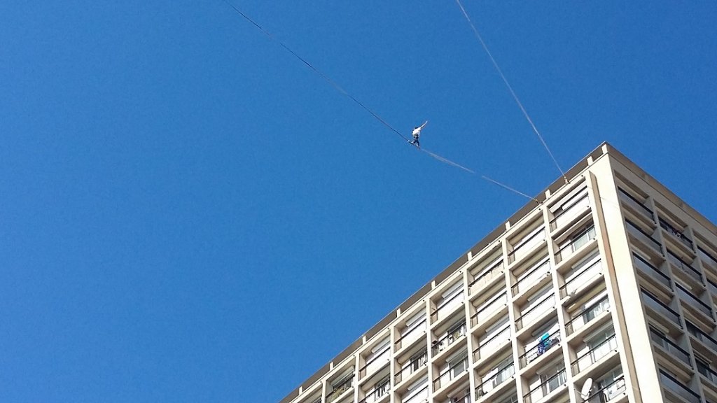 un funambule sur une slackline, installée entre les Tours Labourdette (Photo Patricia Maillé-Caire)