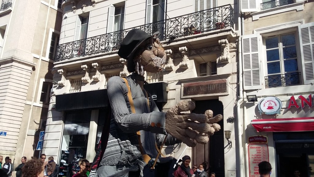 Un tendre géant sur le cours Belsunce (Photo Patricia Maillé-Caire)