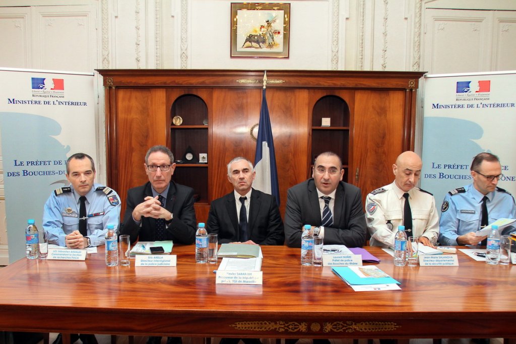 Laurent Nuñez préfet de police des Bouches-du-Rhône est entouré de Xavier Tarabeux, procureur de la République près le T.G.I. de Marseille, d'Eric Arella, directeur interrégional de la police judiciaire, du lieutenant-colonel Sébastien Barraldi, commandant la section de recherches Paca, de Jean-Marie Salanova, directeur départemental de la sécurité publique et du colonel Benoît Ferrand, commandant le groupement de gendarmerie départementale (Photo Robert Poulain) Laurent Nuñez préfet de police des Bouches-du-Rhône est entouré de Xavier Tarabeux, procureur de la République près le T.G.I. de Marseille, d'Eric Arella, directeur interrégional de la police judiciaire, du lieutenant-colonel Sébastien Barraldi, commandant la section de recherches Paca, de Jean-Marie Salanova, directeur départemental de la sécurité publique et du colonel Benoît Ferrand, commandant le groupement de gendarmerie départementale (Photo Robert Poulain)