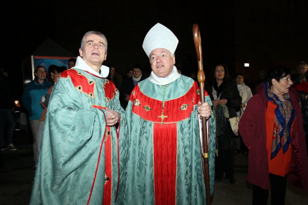 la bénédiction de la ville et des cierges par Mgr Aveline  (Photo Robert Poulain)