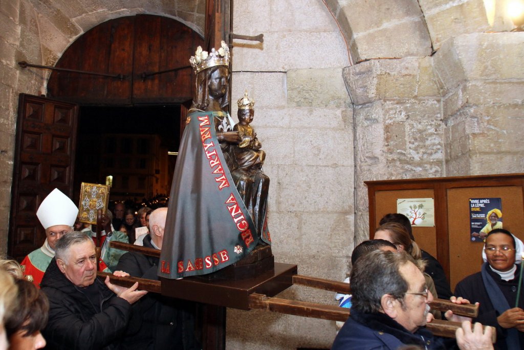 La procession pénètre à l'intérier de l'abbaye (Photo Robert Poulain)