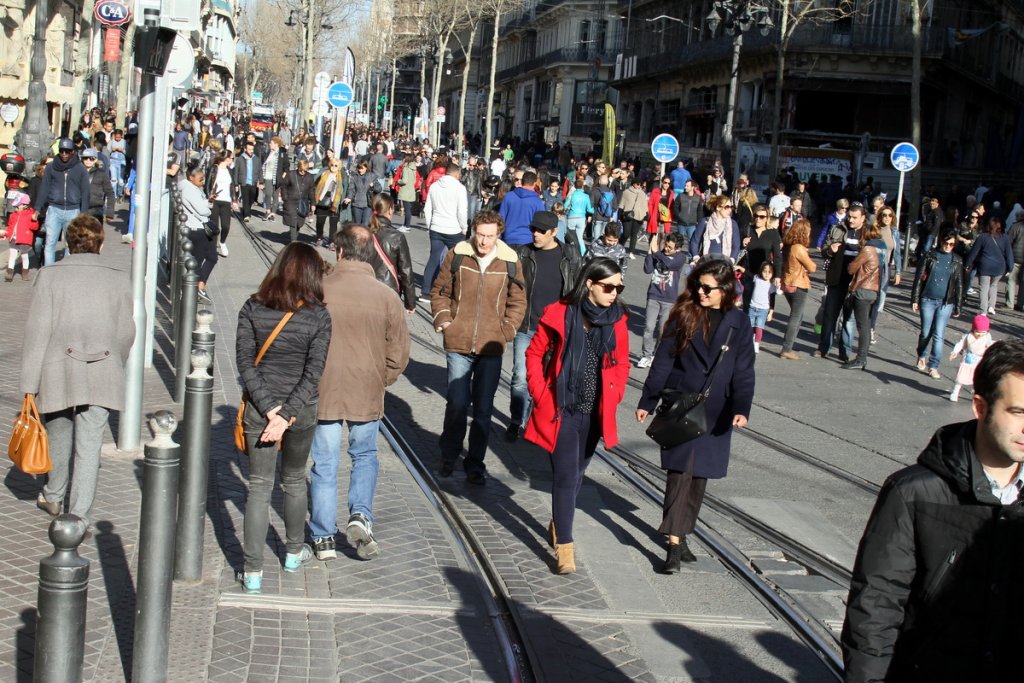 Les Marseillais sont venus en nombre sur la canebière (Photo Robert Poulain)