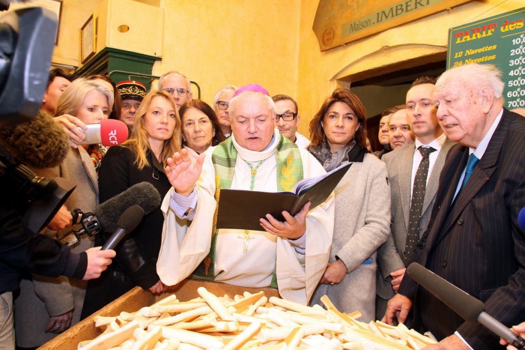 La bénédiction des navettes du Four éponyme par Mgr Aveline en présence du maire de Marseille, Jean-Claude Gaudin, de la présidente du département 13, Martine Vassal et de nombre d'élus du territoire (Photo Robert Poulain)