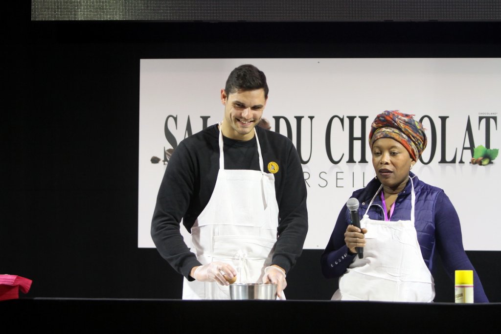 Florent Manaudou pris en flagrant délit de plongée culinaire au Salon du chocolat qui se tient jusqu’au 5 février au Parc Chanot Marseille (Photo Robert Poulain)