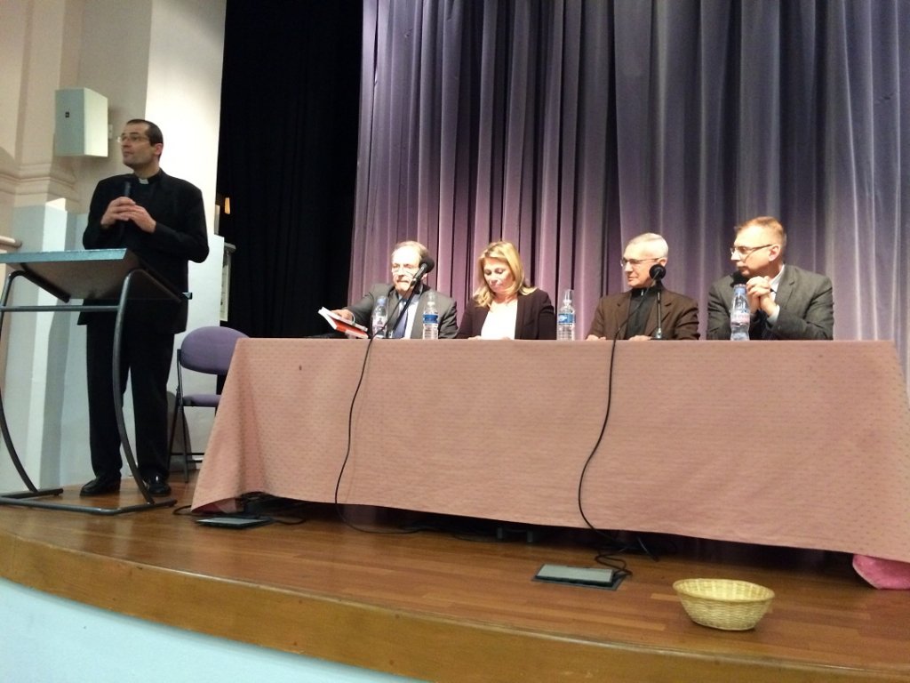 De gauche à droite Le Père Xavier Manzano, Alain Christnacht, Caroline Pozmentier-Sportich, Pierre de Charentenay, Rodrigue Coutouly (Photo M.B.)