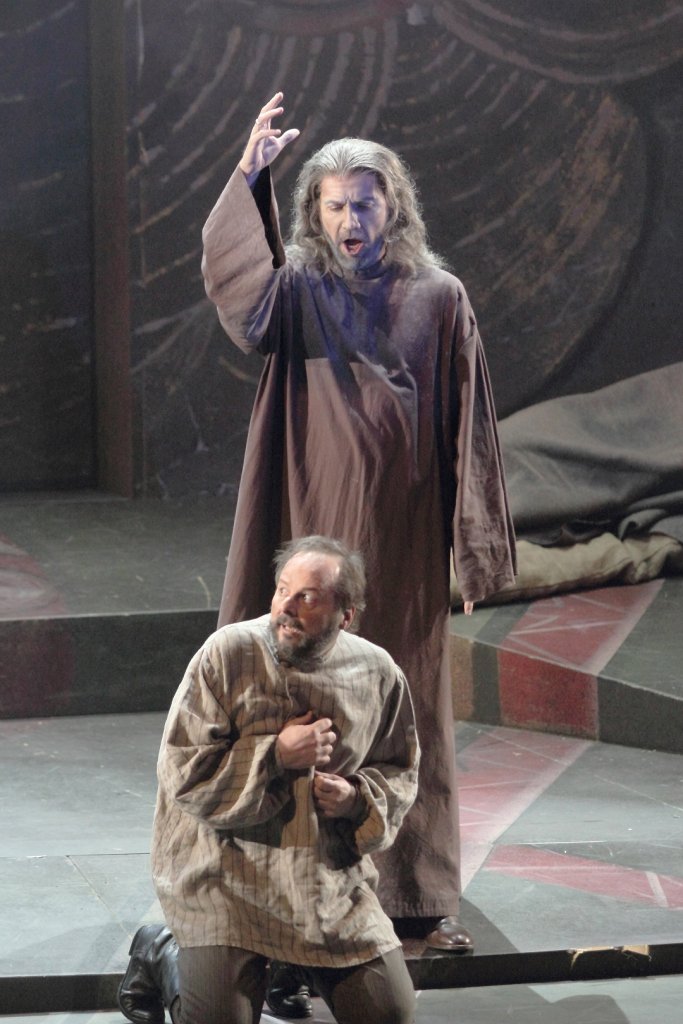 Pimène (Nicolas Courjal), le vieux moine, raconte à  Gregori (Jean-Pierre Furlan) l’assassinat du Tsarevitch (Photo Christian Dresse)