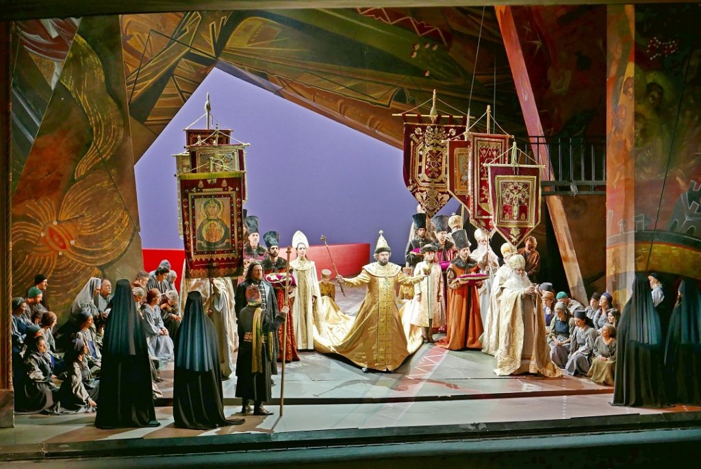 Le couronnement de Boris, l’une des scènes spectaculaires de cette production (Photo Christian Dresse)