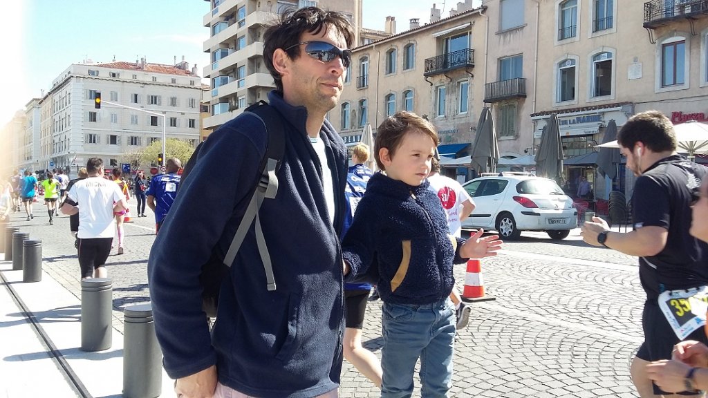 Les marathoniens ont topé avec ce touchant gamin qui leur tend la main pour les encourager (Photo Patricia Maillé-Caire)