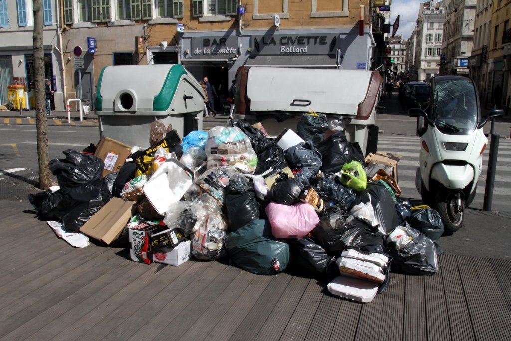 Marseille est dans la m.... (Photo Robert Poulain)