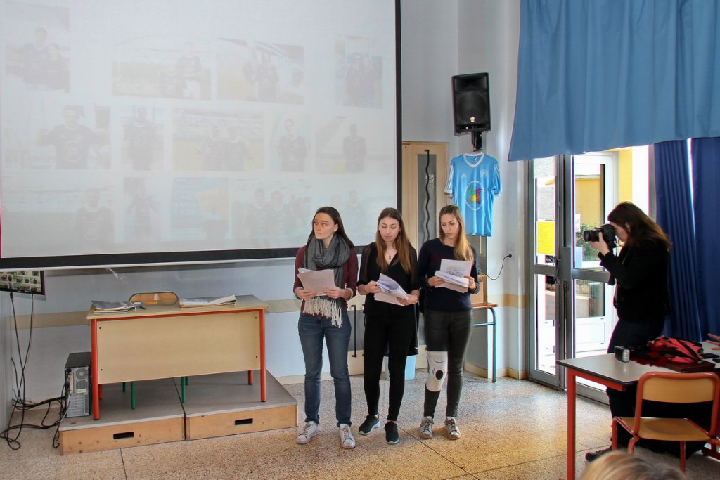 Des lycéennes présentent le clip vidéo (Photo Robert Poulain) Des lycéennes présentent le clip vidéo (Photo Robert Poulain)