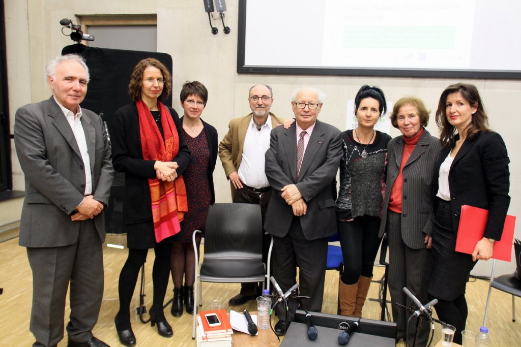 Beate et Serge Klarsfeld entourés d'Alain Chouraqui et les universitaires qui ont pris part au débat: Nicole Colin, Catherine Teissier, Béatrice Gonzales-Vangell, Sophie Nezri-Dufour et Jean-Marc Chouraqui (Photo Robert Poulain)