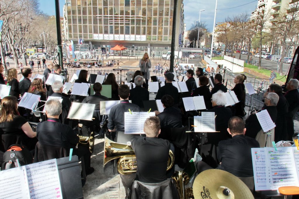 Le kiosque à musique s'est animé aux sons des vents de l'Orchestre d’Harmonie d’Aix-en-Provence (Photo Robert Poulain)