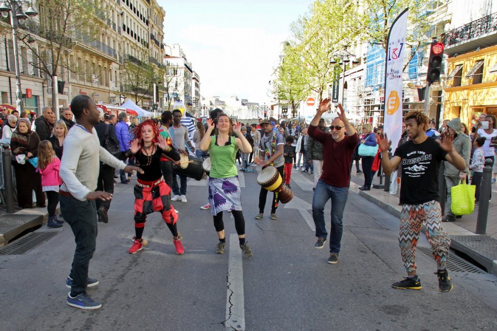 Danser sur des rythmes endiablés (Photo Robert Poulain)