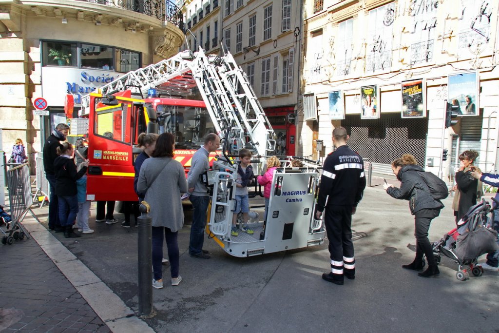 Les marins-pompiers de Marseille ont exaucé les voeux des plus jeunes: monter sur la grande échelle (Photo Robert Poulain)