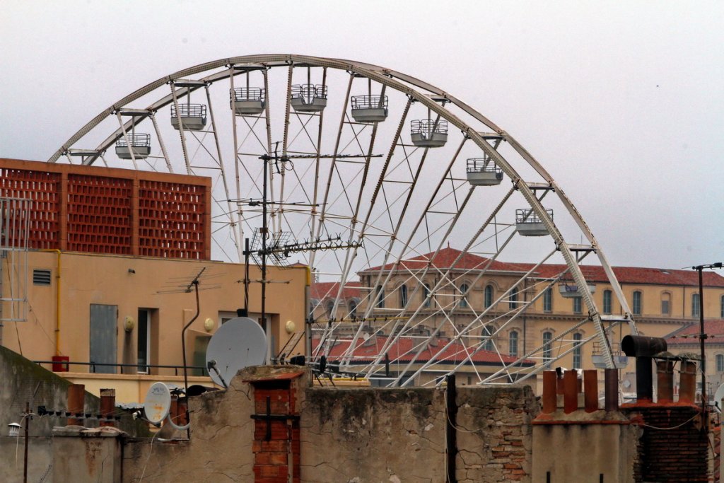 Pas facile de piquer et de cacher la Grande Roue de Marseille, Hein! (Photo Robert Poulain)