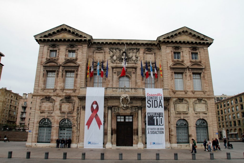23e édition du Sidaction affichée sur la façade de la mairie de Marseille. Alors faites un geste et appelez le 110. L’argent récolté jusqu'à dimanche servira à financer la recherche contre la maladie mais aussi à financer la prévention contre le VIH en France ainsi que dans de nombreux pays en développement (Photo Robert Poulain)