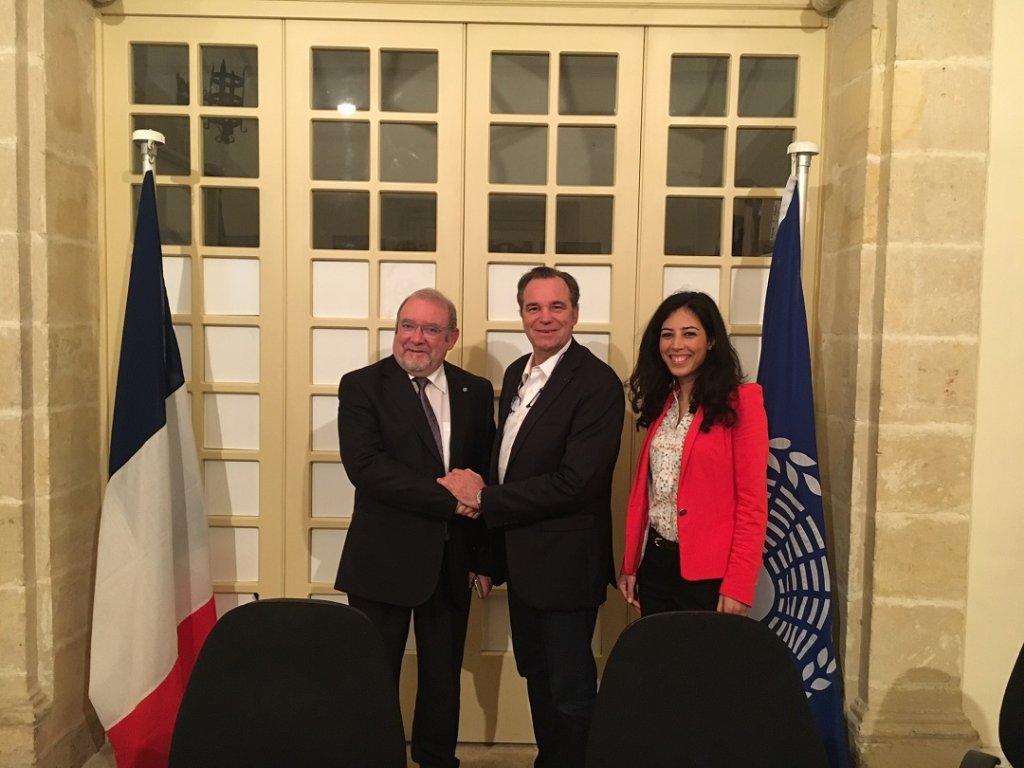 Renaud Muselier, accueilli par Fatima Khachi, en charge de la troisième commission permanente de l’Assemblée parlementaire de la Méditerranée et Mario Bracco Barcina, chef du Protocole et de l'Administration. (Photo DR)