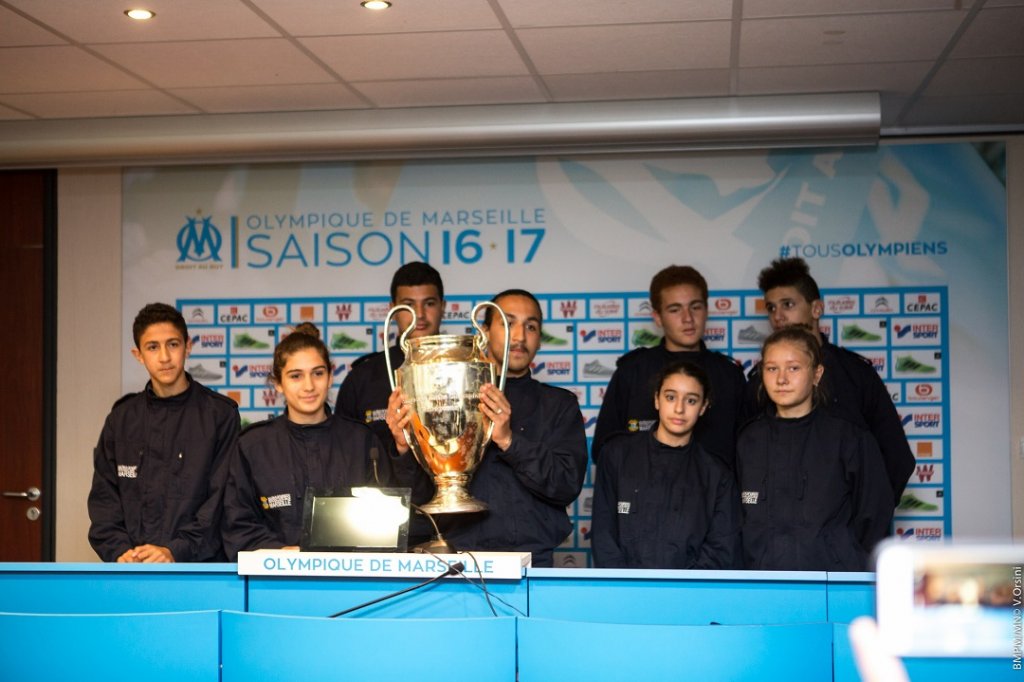 La réplique de la coupe de la Ligue des champions, remportée en 1993 par l’OM, était présente, pour la plus grande joie des fans du club (Photo : BMPM) La réplique de la coupe de la Ligue des champions, remportée en 1993 par l’OM, était présente, pour la plus grande joie des fans du club (Photo : BMPM)