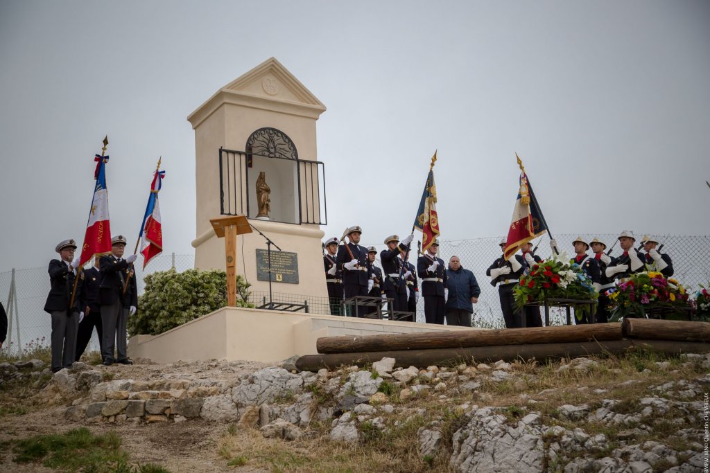 Des gerbes ont été déposées devant l’oratoire dédié aux marins-pompiers (Photo BMPM/ Quentin Chevrieux)