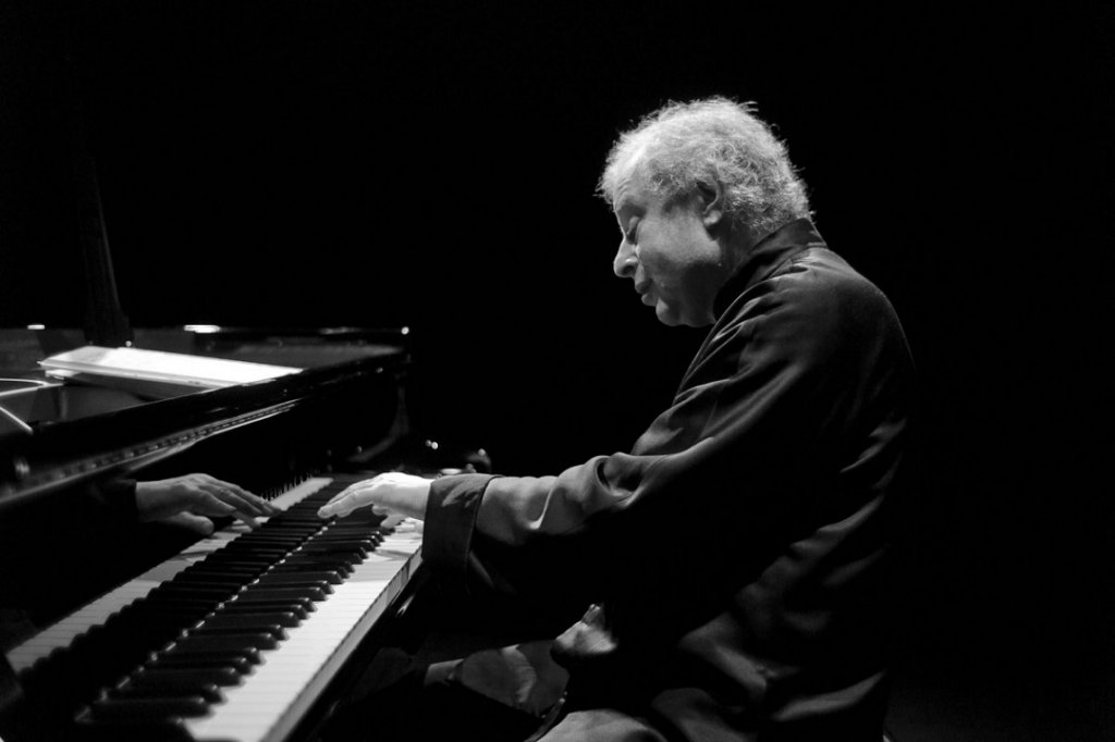 Sir András Schiff au piano et à la direction de l’orchestre de chambre d’Europe. Un moment musical qui s’annonce exceptionnel (Photo Nadia F. Romanini)