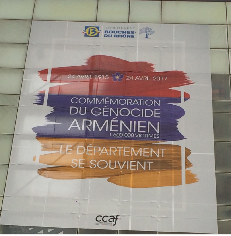 Une toile accrochée à la façade du bâtiment des Archives et bibliothèques départementales (Photo M.B.) Une toile accrochée à la façade du bâtiment des Archives et bibliothèques départementales (Photo M.B.)