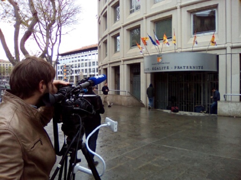 Les journalistes ont pris racine devant les grilles de l'Hôtel de Région à Marseille. (Photo Robert Poulain)