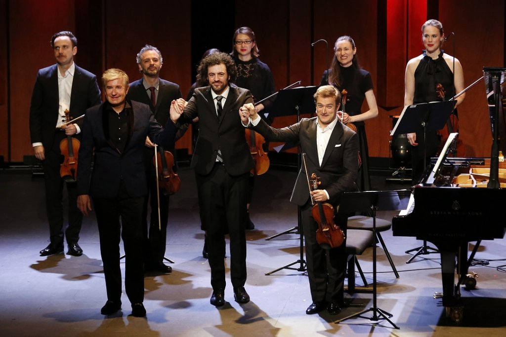 Eric Jacobsen au centre entouré de Jean-Yves Thibaudet & Renaud Capuçon (Photo Caroline Doutre)