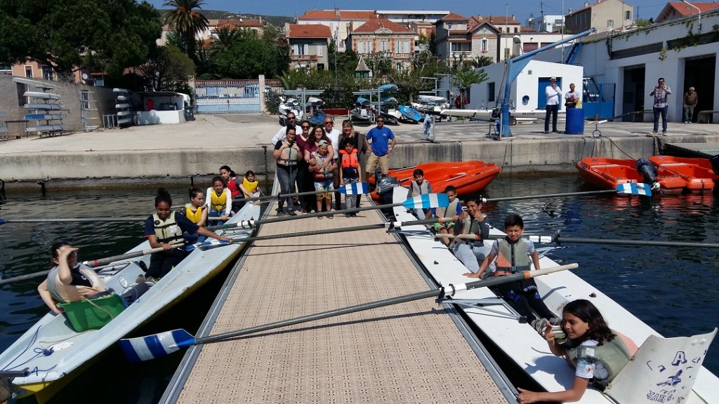 Les minots de Mazargues au cercle de l’aviron de Marseille, à l’Estaque (Photo D.R.)