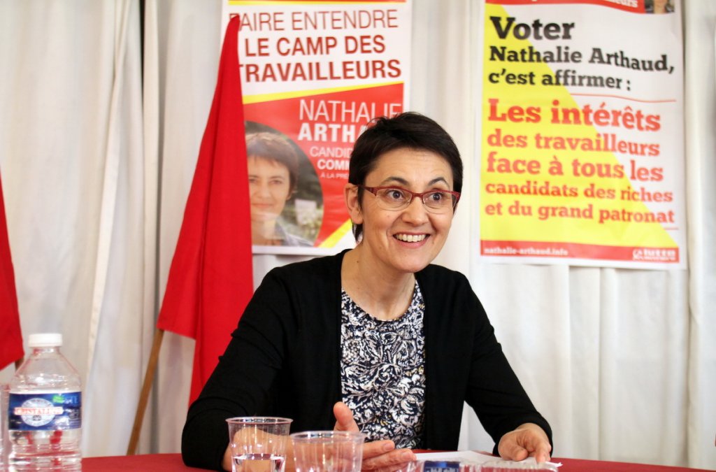 Nathalie Arthaud, la candidate Lutte ouvrière à la présidentielle était samedi à Marseille. Elle a présenté au Château des Fleurs devant plusieurs centaines de personnes ses trois mesures phare: Interdiction des licenciements, retour à la retraite à 60 ans et SMIC à 1800 euros net par mois (Photo Robert Poulain)