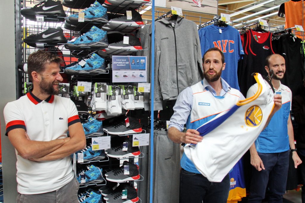 Jean-Laurent Bocquillon, directeur régional Méditerranée et les directeurs Decathlon La Valentine Baptiste Malassagne Lombard et Quentin Guillaud (Photo Robert Poulain)