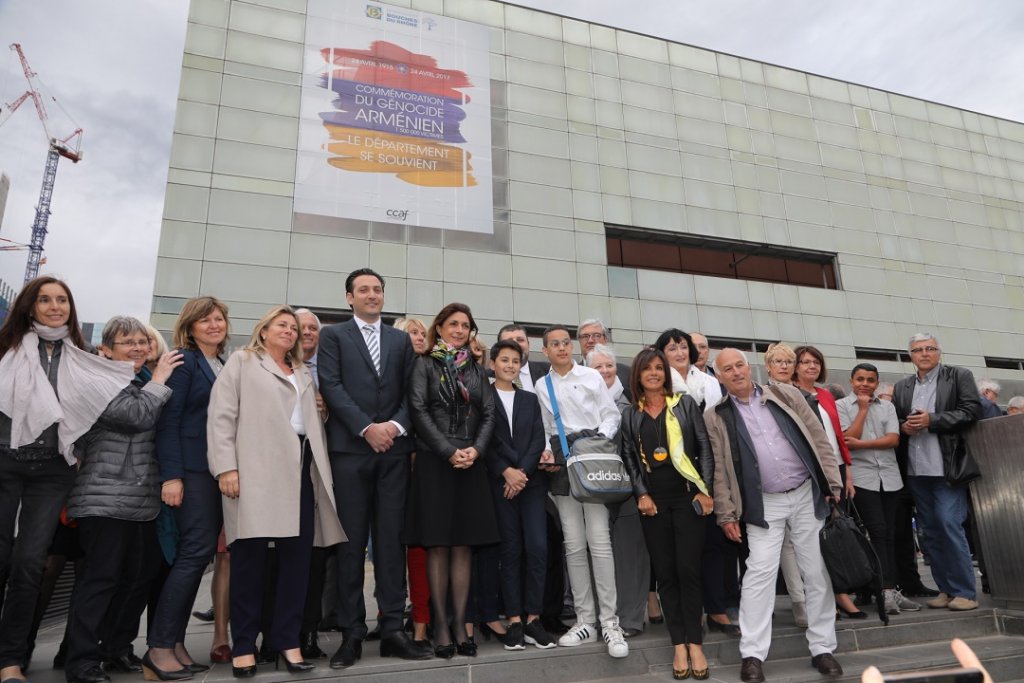 Martine Vassal entourée de Julien Harounyan, Caroline Pozmentier-Sportich, Nora Preziosi, de représentants de la communauté arménienne et du Conseil départemental des jeunes (Photo D.R.) Martine Vassal entourée de Julien Harounyan, Caroline Pozmentier-Sportich, Nora Preziosi, de représentants de la communauté arménienne et du Conseil départemental des jeunes (Photo D.R.)