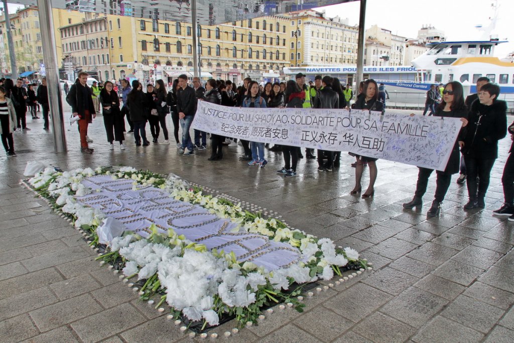 Marseille: Quelque 200 membres de la communauté chinoise se sont rassemblés ce dimanche dans le calme sous l’Ombrière du Vieux-Port pour réclamer justice après la mort de Liu Shaoyo le 26 mars dernier à Paris (Photo Robert Poulain)