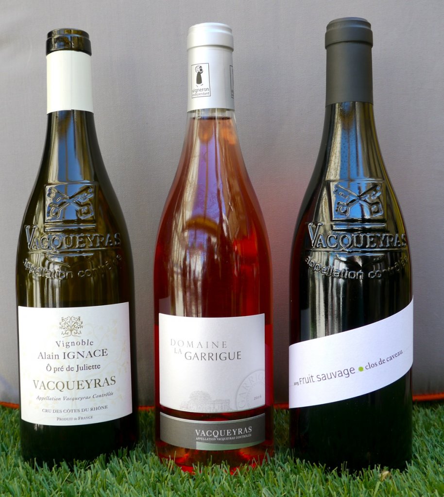 Les trois vins distingués au terme de la dégustation. (Photo M.E.) Les trois vins distingués au terme de la dégustation. (Photo M.E.)