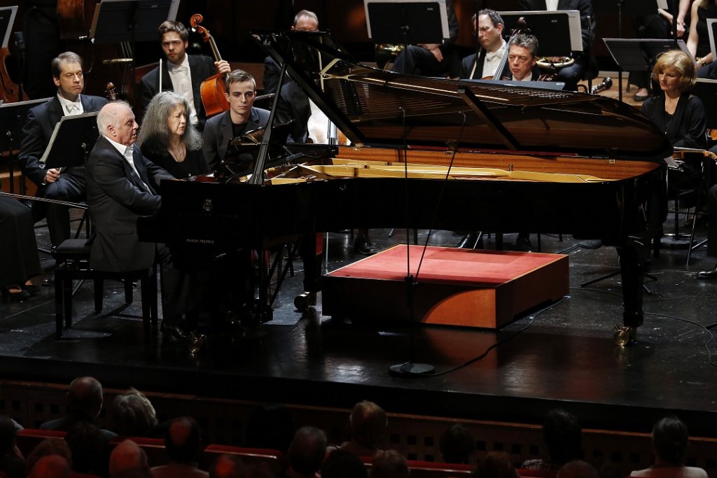 Martha Argerich, Daniel Barenboim & l'Aixois Paul Massendari en tourneur de pages au GTP le 24 avril 2014 (Photo Caroline Doutre)