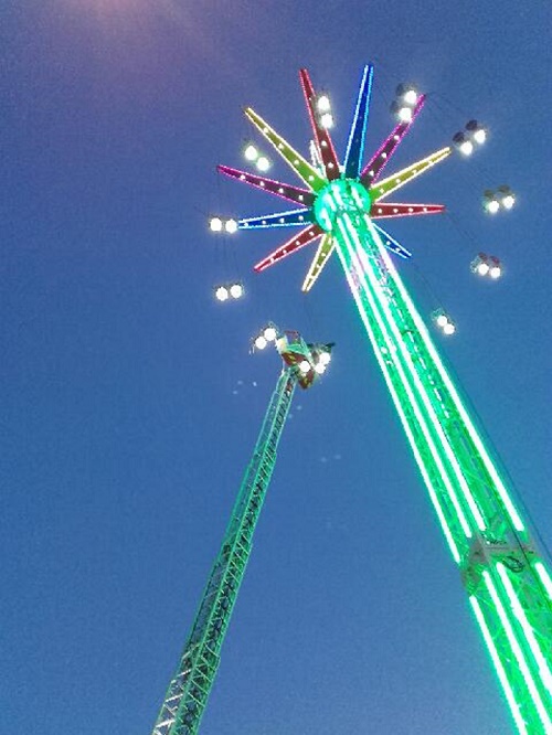 Une échelle 30 mètres a été déployée pour récupérer 7 personnes bloquées en altitude dans les nacelles d'un manège (Photo SDIS13)