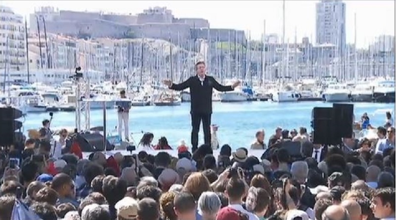 Jean-Luc Mélenchon entouré par plusieurs dizaines milliers de personnes sur le Vieux-Port (Photo Robert Poulain)