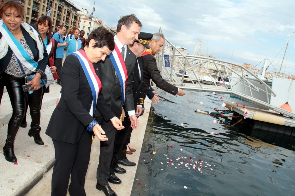 C'est par un traditionnel jeté de pétales dans la mer que s'est achevé la cérémonie (Photo Robert Poulain)