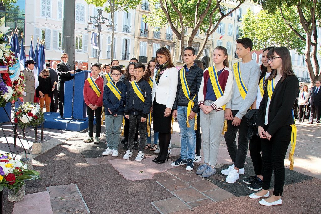 Martine Vassal entourée des élus du conseil départemental des jeunes (Photo Robert Poulain)