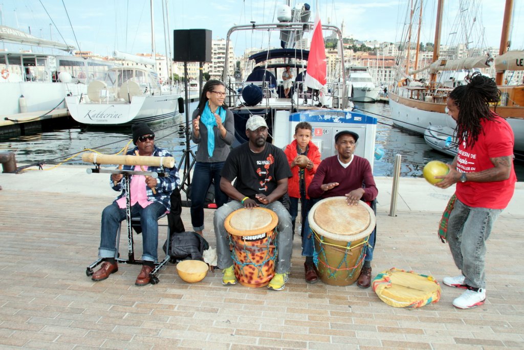 Moment d’émotion partagé au son du djembé (Photo Robert Poulain)