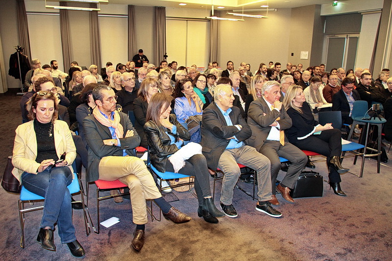 Un public attentif pour cette rencontre on retrouve notamment au premier rang Corinne Versini, réferente En Marche 13 et Caroline Pozmentier-Sportich (Photo robert Poulain)