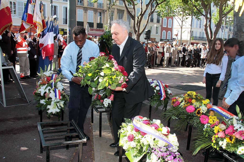 Alain Chouraqui, le président de la Fondation du Camp des Milles a déposé une gerbe  (Photo Robert Poulain)