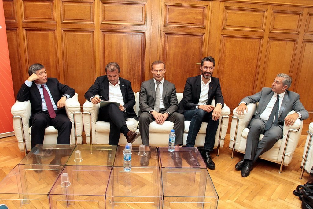 Zhu Liying, jean-Luc Chauvin, Daniel Wertel, Sébastien Badault et Didier Parakian ont présenté au Palais de la Bourse de Marseille les opportunités proposées par le géant chinois de l'e-commerce Alibaba (Photo Robert Poulain)