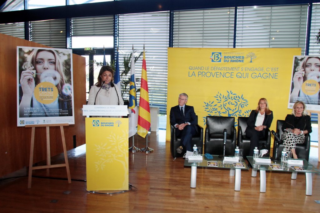 Martine Vassal, Sabine Bernasconi et Jean-Claude Féraud ont présenté le programme des festivités de Trets, première commune labellisée Capitale provençale de la Culture (Photo robert poulain)