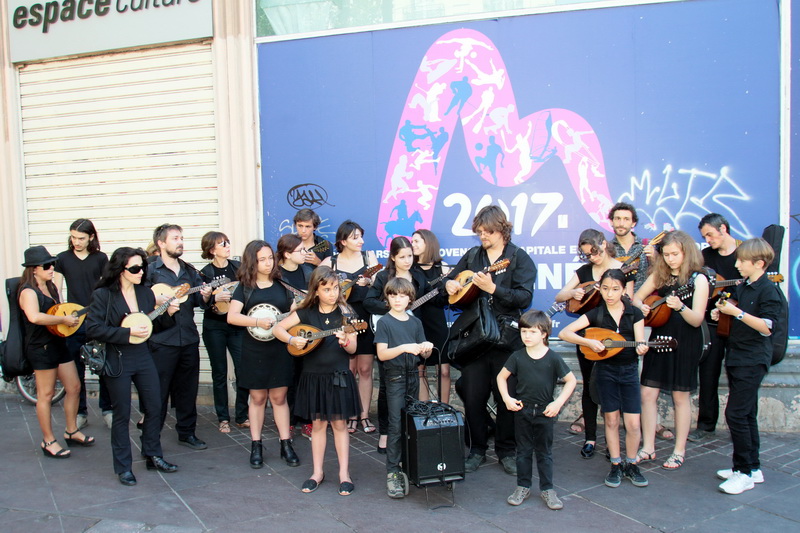 Et gratte, gratte sur ta mandoline mon joli bambino...(Photo Robert Poulain)