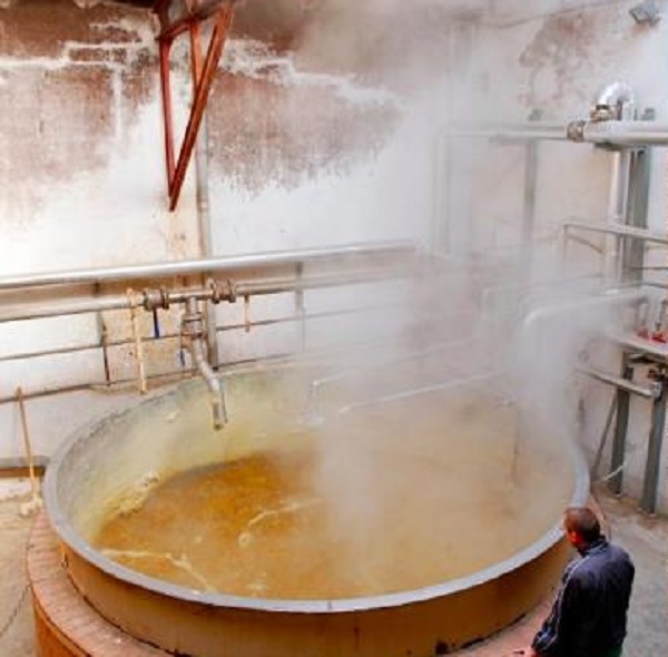 La cuisson en chaudron produit une pâte bouillonnante et fumante qui dégage des chaleurs intenses (Photo M.F.)