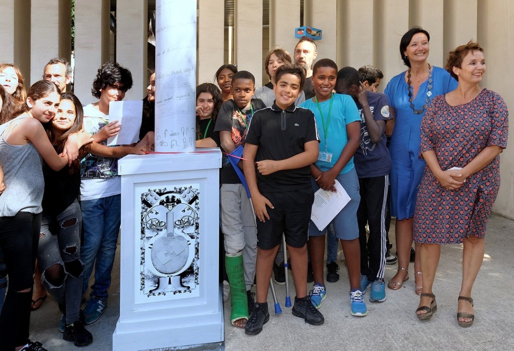 Les élèves- artistes de la 5°2 du collège Vieux-Port autour de la colonne avec son piedestal en présence de Laure Agnès Caradec, présidente du CAUE13 et Leila Ben Kader, principale du collège Vieux-Port (Photo CAUE13) Les élèves- artistes de la 5°2 du collège Vieux-Port autour de la colonne avec son piedestal en présence de Laure Agnès Caradec, présidente du CAUE13 et Leila Ben Kader, principale du collège Vieux-Port (Photo CAUE13)